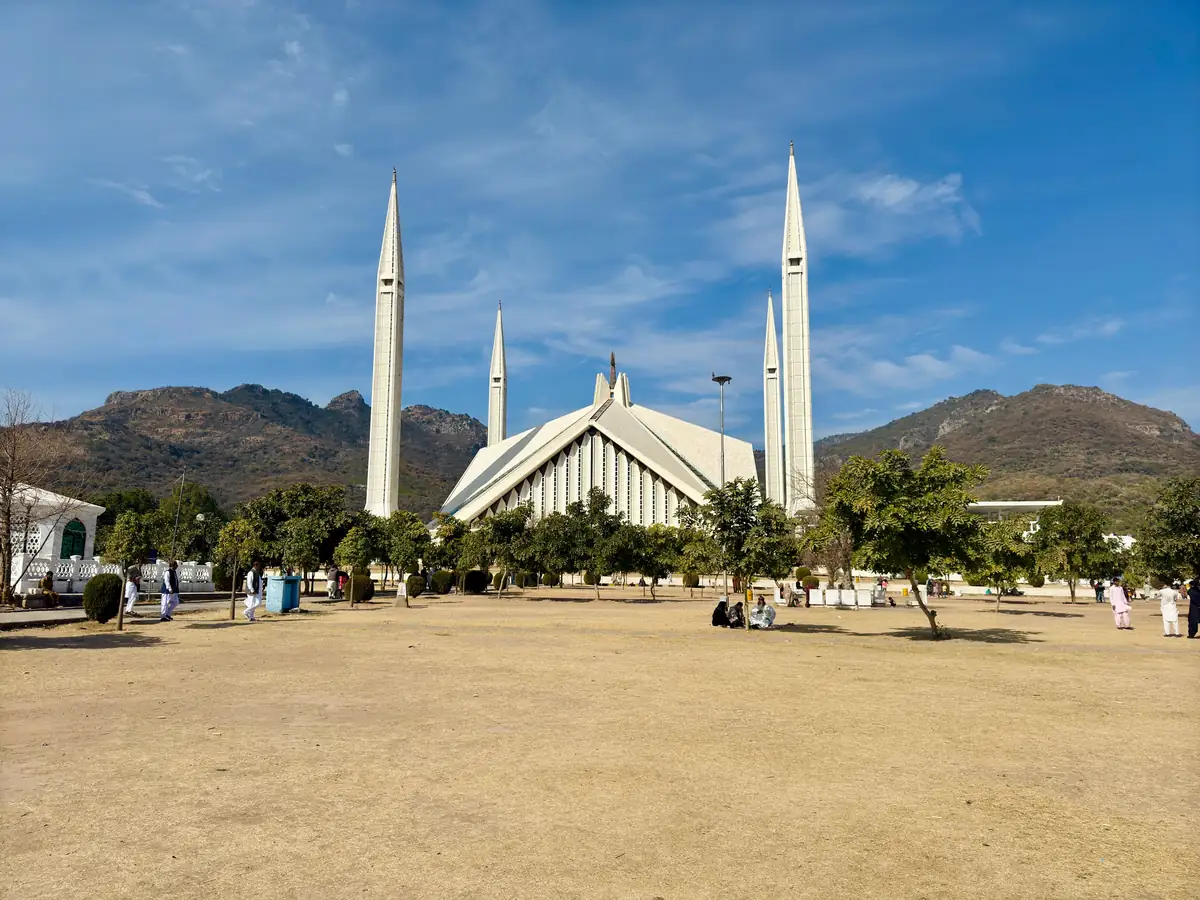 Faisal Mosque and the Margalla Hills Faisal Mosque with four minarets and the Margalla Hills behind it